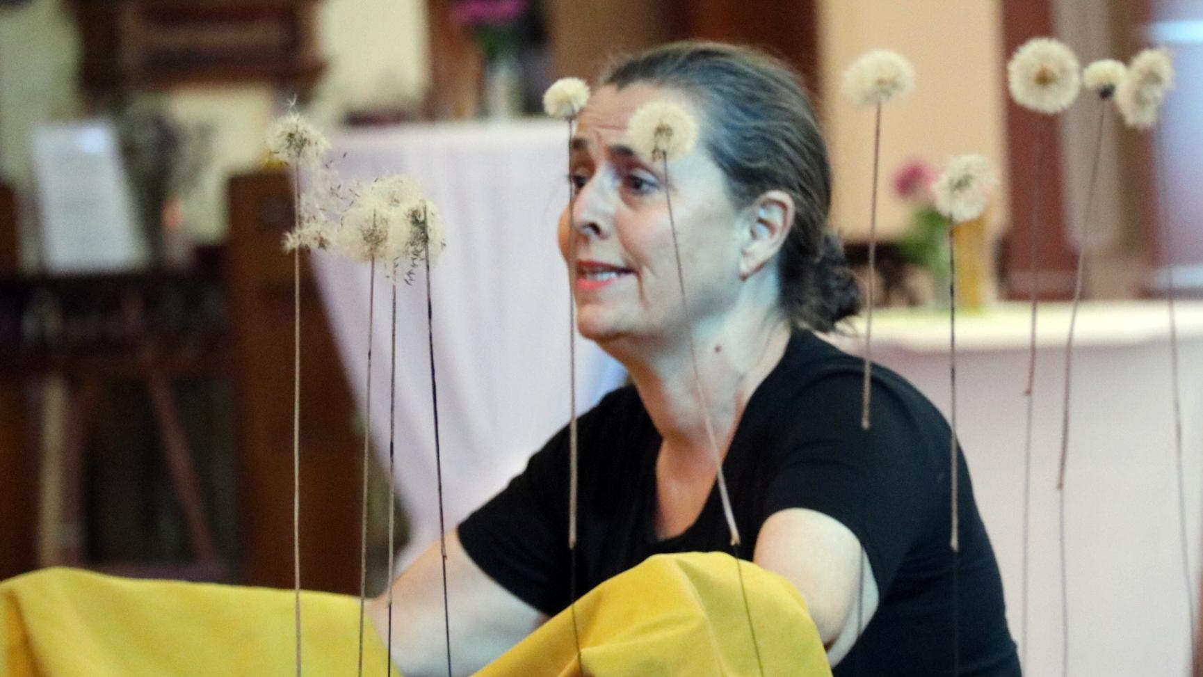 Zum Abschluss der Ausstellungszeit gab es im Sonntagsgottesdienst eine Performance der Schweizer Künstlerin Nadine Seeger nach den Lesungstexten in der Heilig-Kreuz-Kirche Bad Kreuznach.