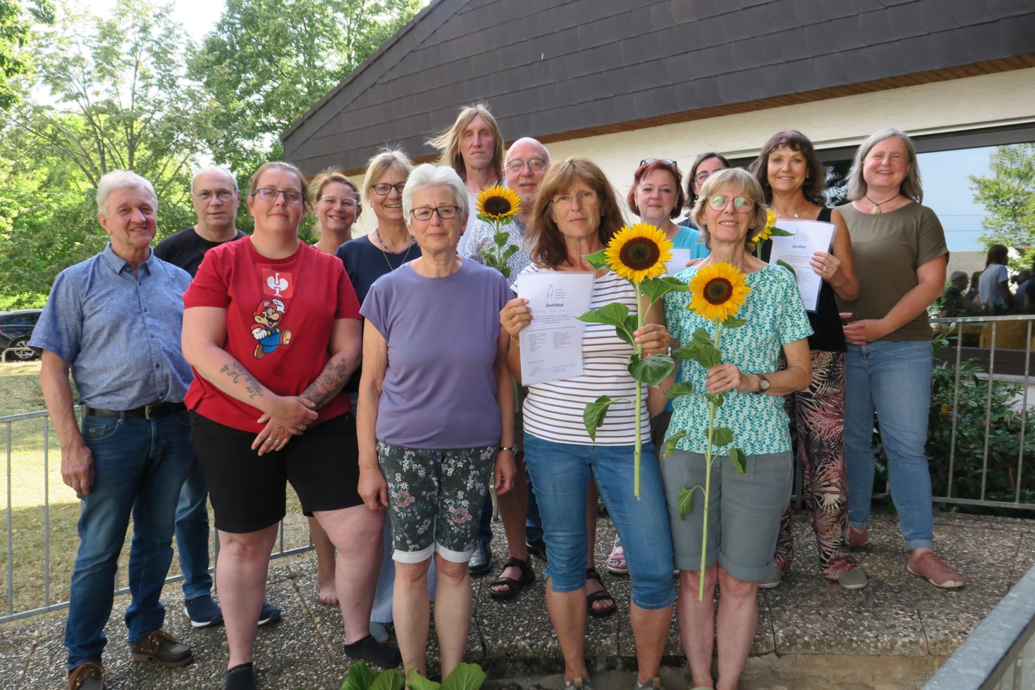 Hospizdienst-Koordinatorin Jana Morenz-Meyer (re.), ihre Kollegen Thomas Honrath und Nicole Setz (hinten li.) sowie Pfarrerin Andrea Moritz (2. Reihe, 2. v. li.) gemeinsam mit den neuen ehrenamtlichen Begleiterinnen und Begleitern.