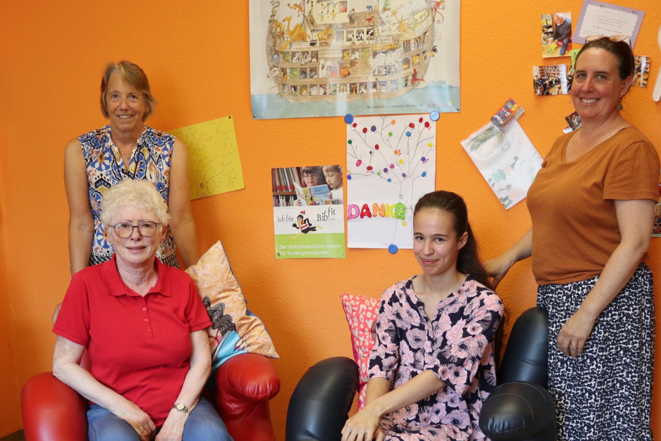 Ein Teil des ehrenamtlichen Teams der katholischen öffentlichen Bücherei in Weiler (v. links) Gudrun Gerharz, Bernadette Wendling, Charlotte Jung und Aude Weiss.