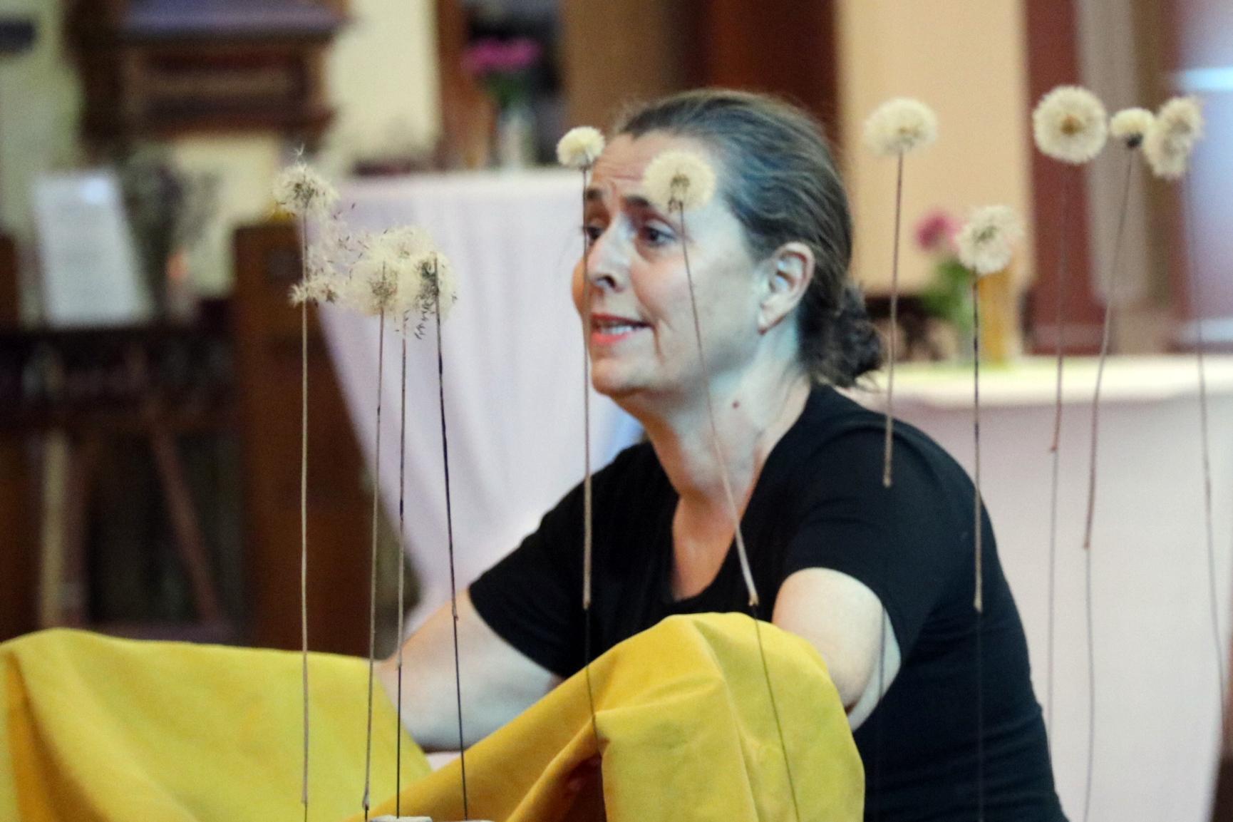 Zum Abschluss der Ausstellungszeit gab es im Sonntagsgottesdienst eine Performance der Schweizer Künstlerin Nadine Seeger nach den Lesungstexten in der Heilig-Kreuz-Kirche Bad Kreuznach.
