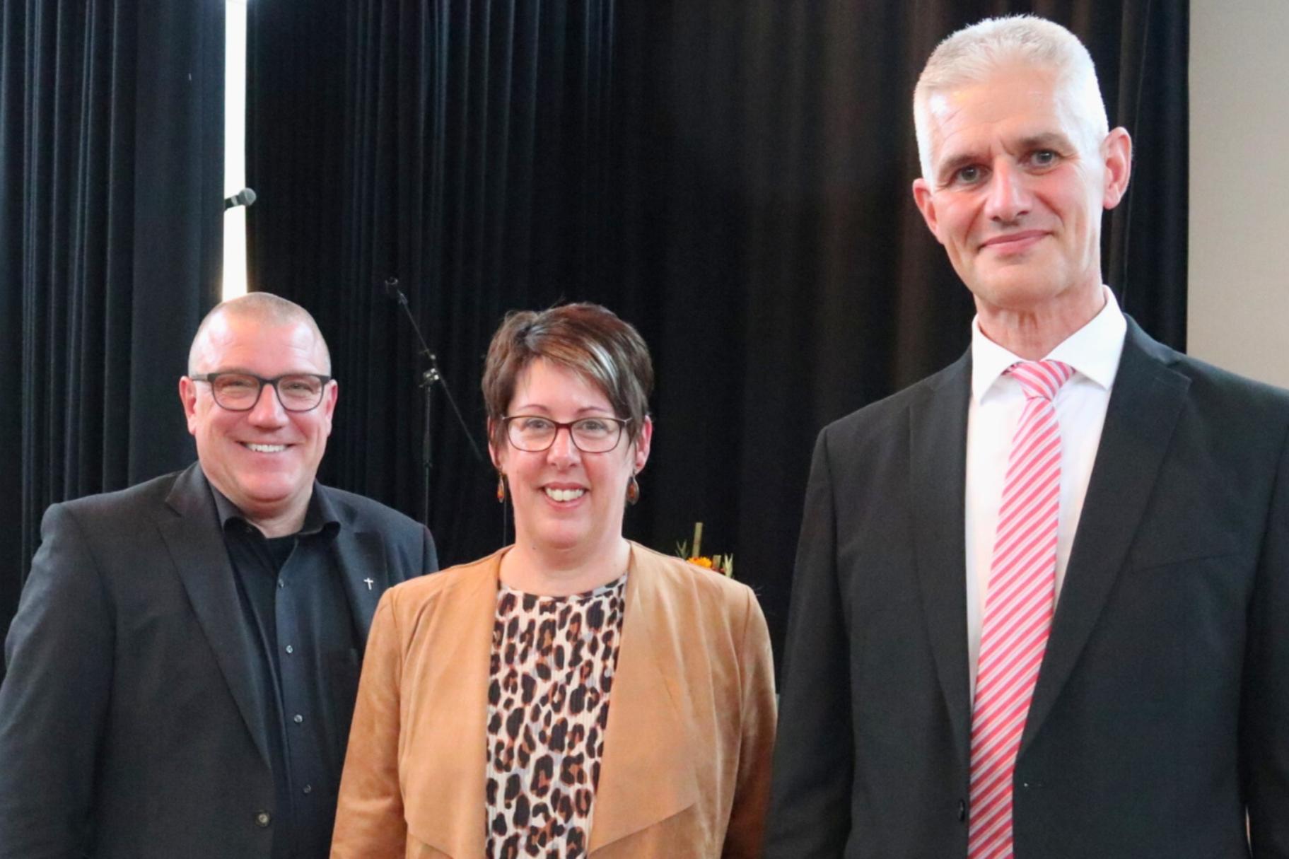Der neue Gesamtschulleiter der Alfred-Delp-Schule in Hargesheim, Frank Klemm (rechts), wurde unter anderem von Kerstin Schmitz-Stuhlträger, Leiterin des Arbeitsbereichs Kirchliche Schulen im Bischöflichen Generalvikariat und Matthias Struth, Leiter des Bereichs Kinder, Jugend und Bildung im Bischöflichen Generalvikariat, begrüßt.