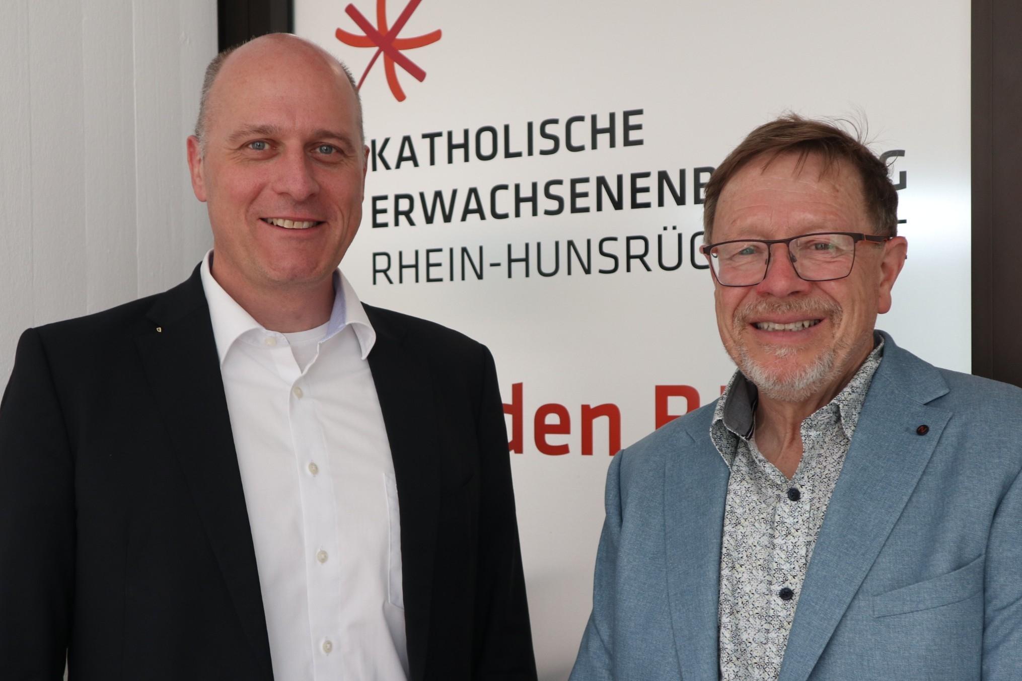 Markus Becker (rechts) gibt die Geschicke der Katholischen Erwachsenenbildung Rhein-Hunsrück-Nahe an Thomas Berenz, der die kommissarische Leitung der Einrichtung in Bad Kreuznach übernehmen wird.
